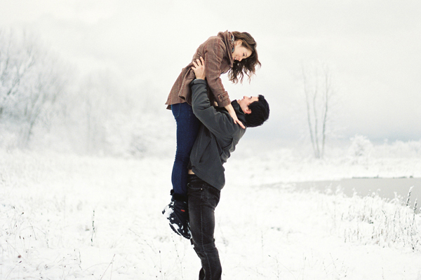 31 Winter Engagement Photos - Praise Wedding