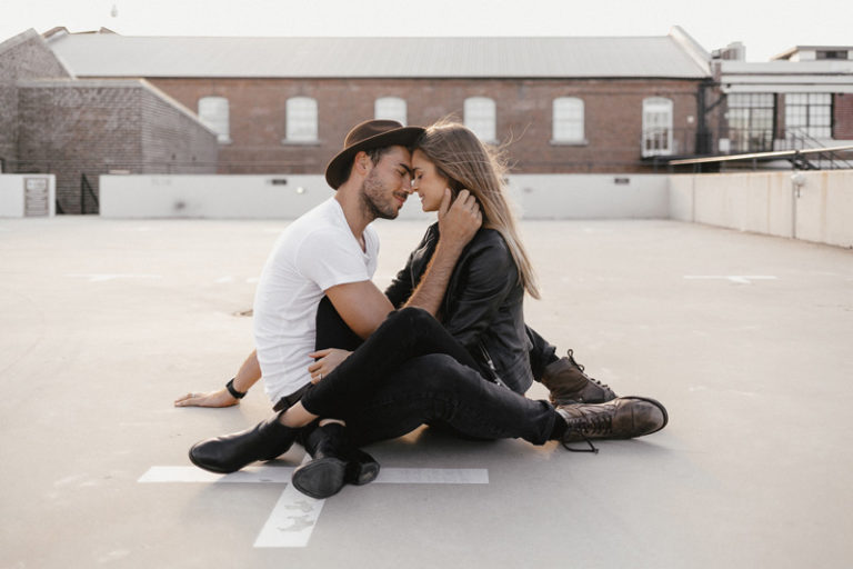 20 Natural Candid and Totally Romantic Engagement Photos That Say 