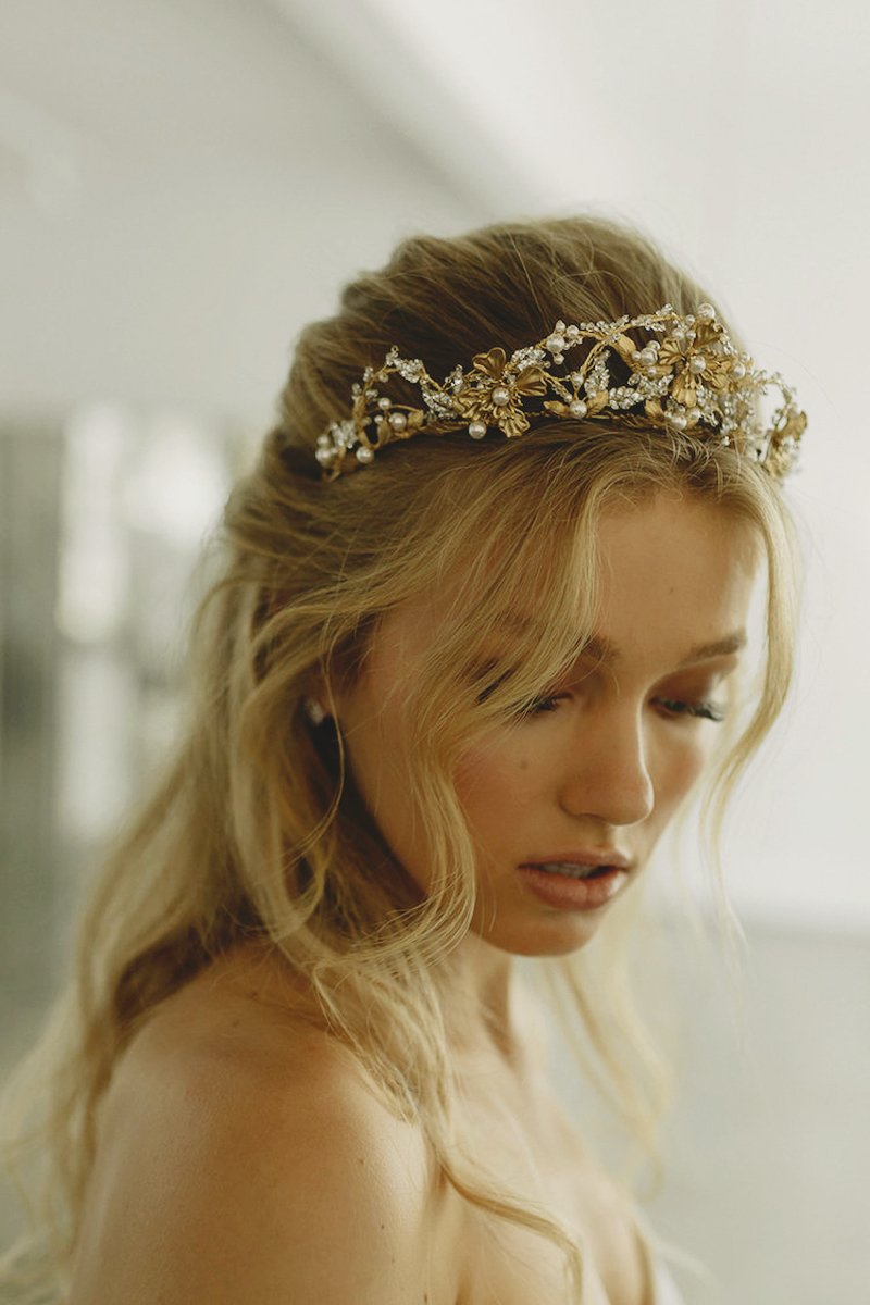 https://www.praisewedding.com/wp-content/uploads/2017/09/01-Gold-Pearl-Bridal-Crown.jpg