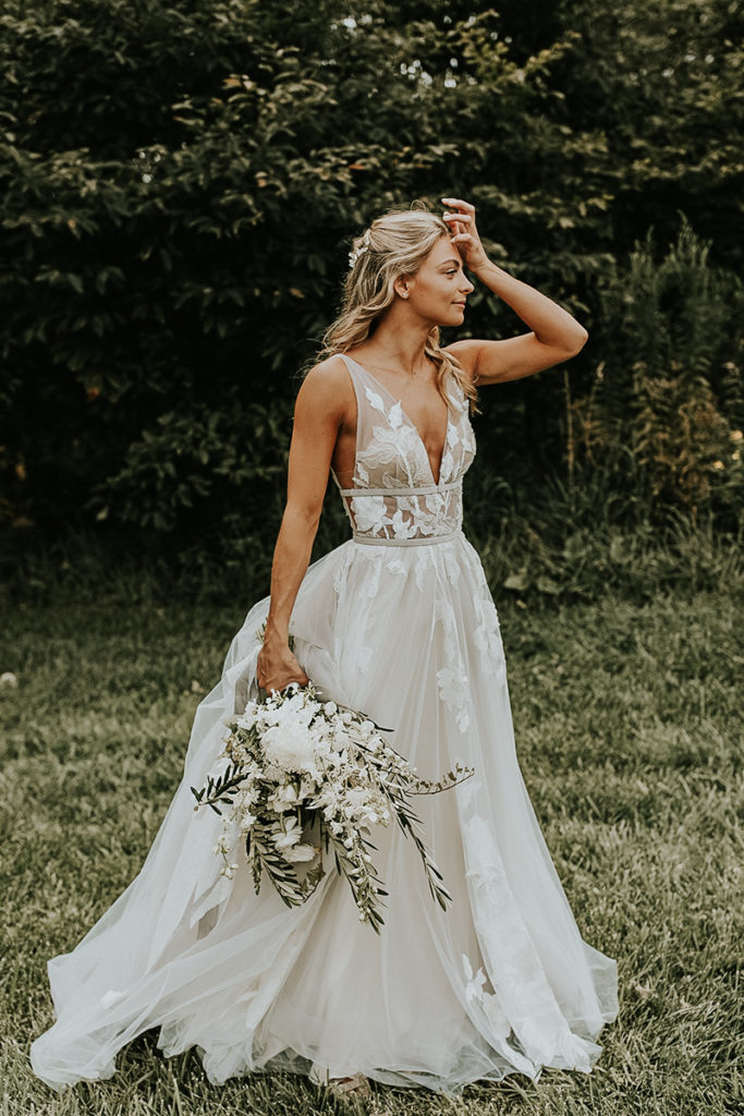 20 Extraordinary Floral Wedding Dresses Millennial Brides Will Love ...