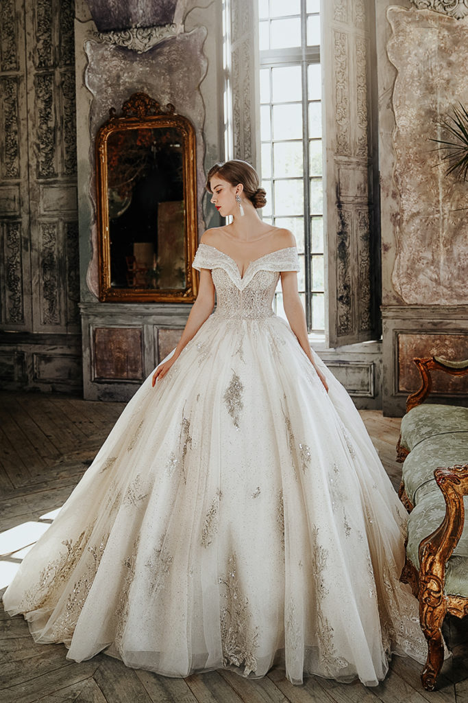 15 Statement Princess Wedding Dresses Fit For A Modern Regal Bride Praise Wedding 7420