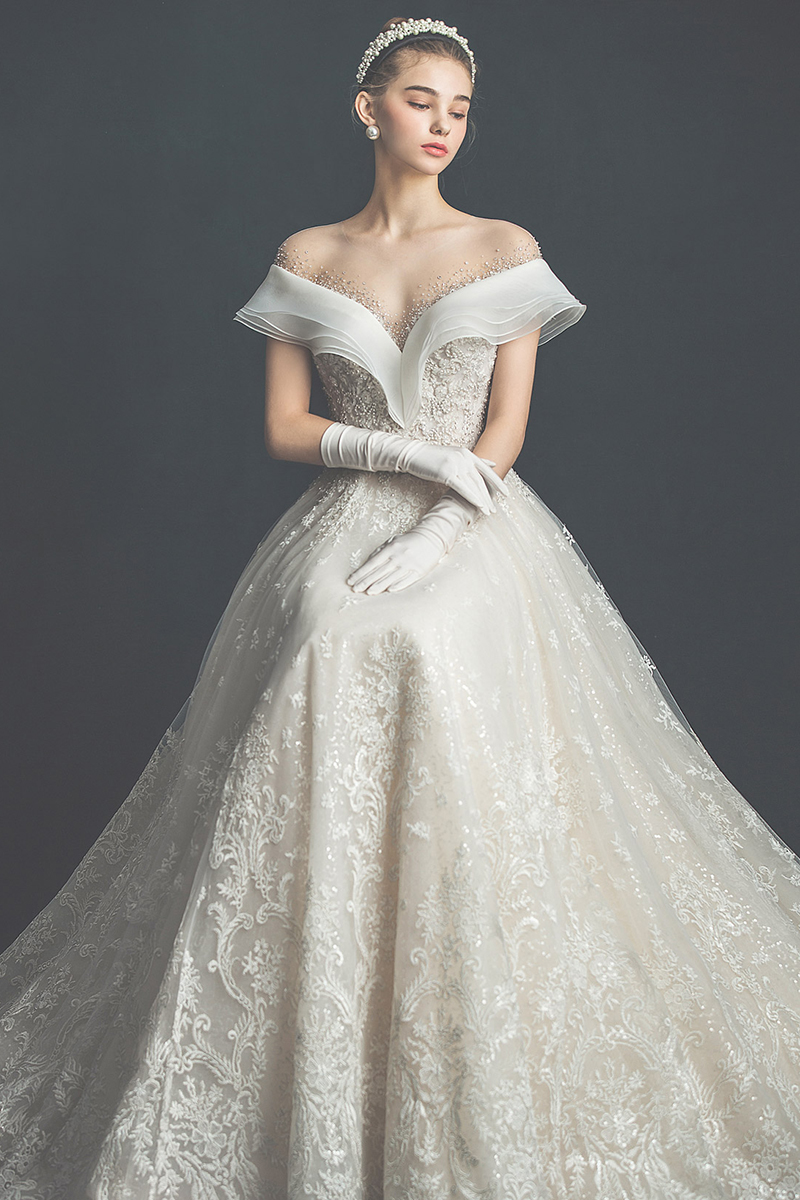16 Romantic Elegant Wedding Dresses Featuring Feminine Accent and Refined  Silhouettes - Praise Wedding