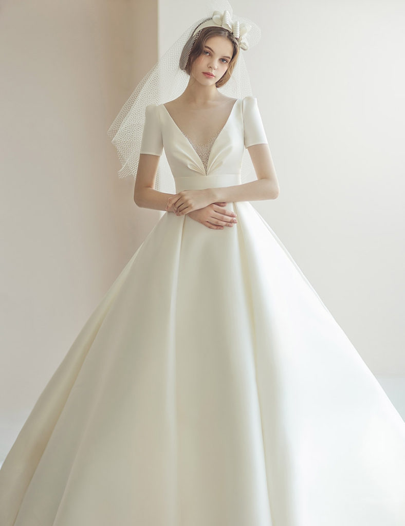 14 Simple Minimalist Wedding Dresses That Prove Less Is More Praise Wedding 6378